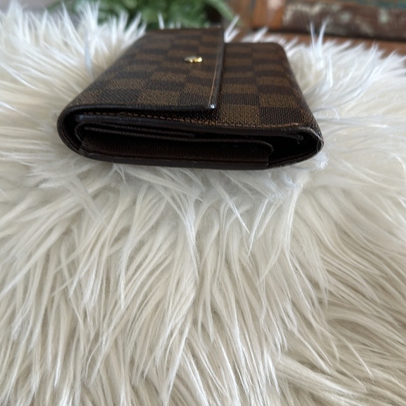 EUC Louis Vuitton international wallet - Picture 4 of 5